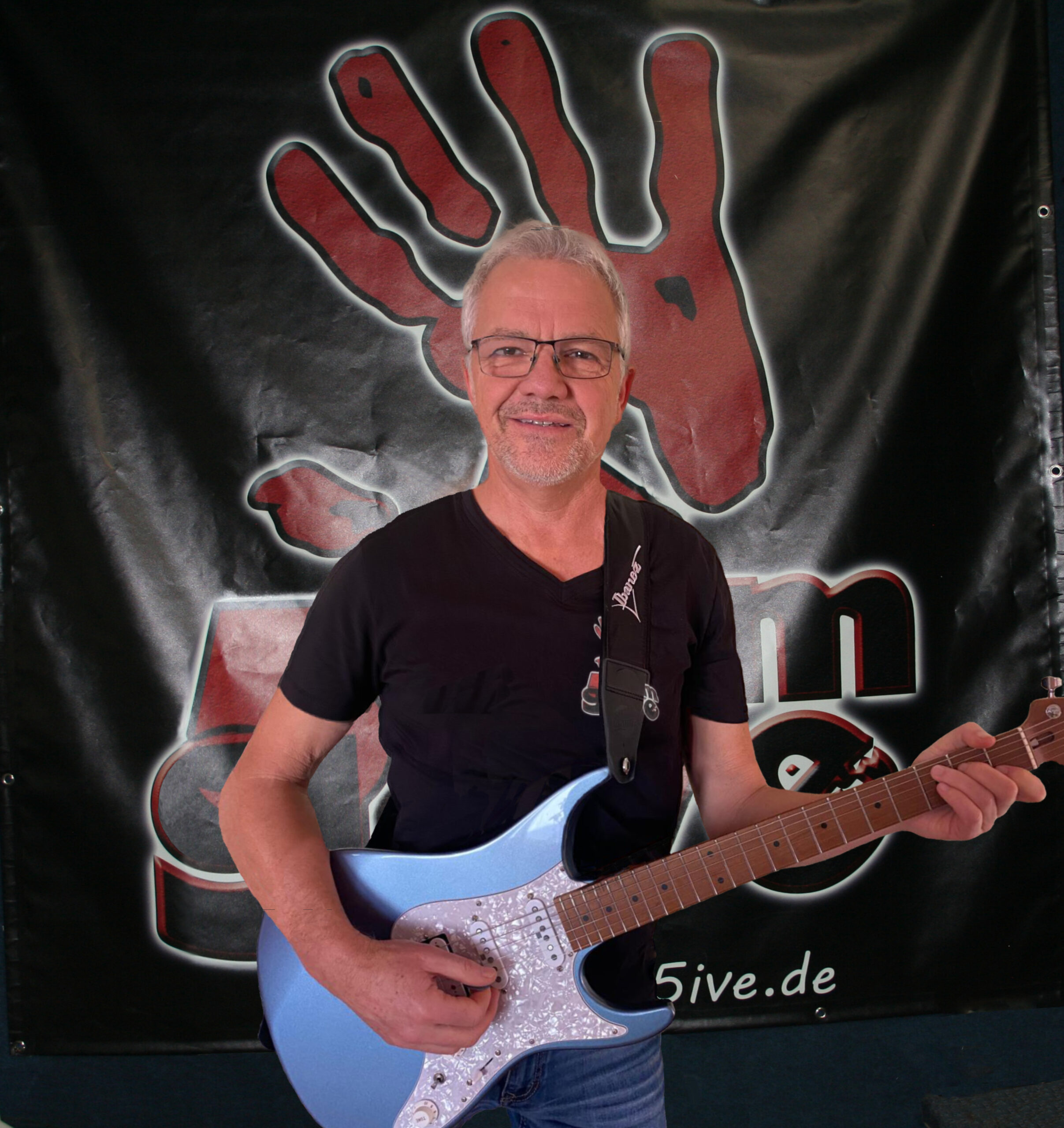 Jochen mit Hintergrund GM5 Logo farbig Proberaum