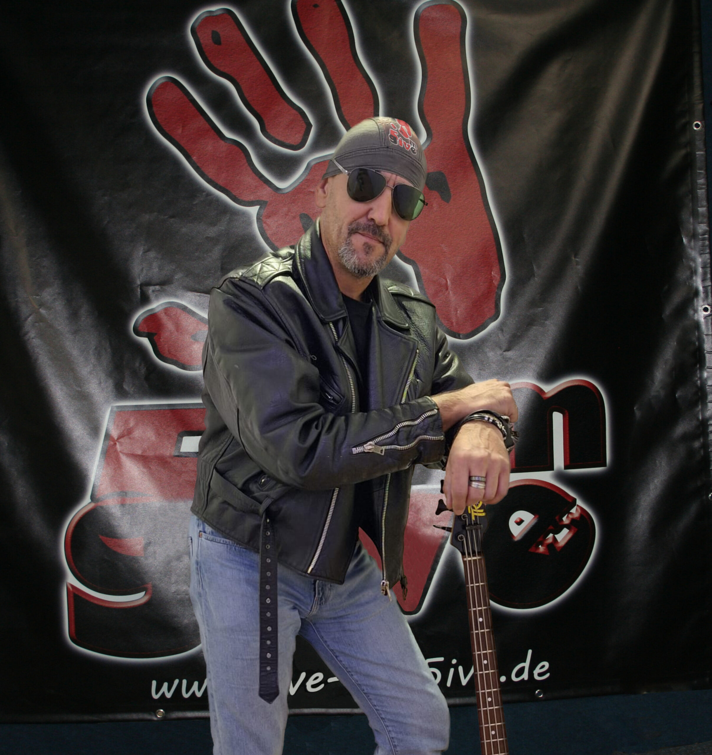 Tihomir mit Hintergrund GM5 Logo farbig Proberaum